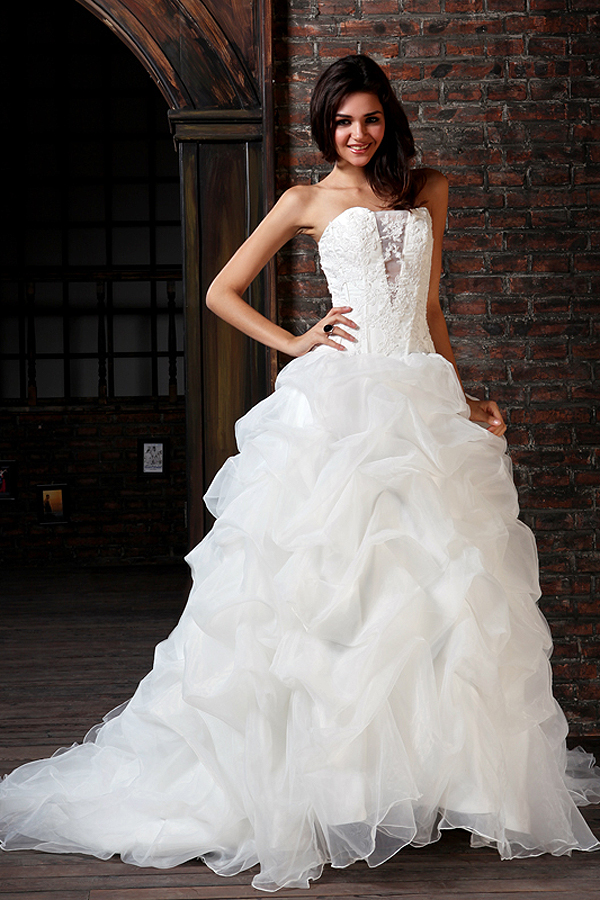 Sexy Sweetheart Organza Wedding Gown with Mini Train - Click Image to Close